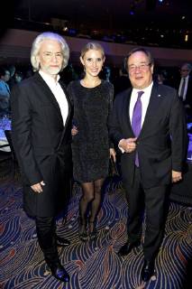 Hermann Bühlbecker, Stefanie Seiffert und Armin Laschet bei der Verleihung des 10. Deutschen Nachhaltigkeitspreises 2017 im Maritim Hotel. Düsseldorf, 08.12.2017