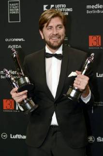 Ruben Östlund mit den Preisen für die beste Regie, die beste europäische Komödie und den besten europäischen Film The Square bei der Verleihung des 30. Europäischen Filmpreises 2017 im Haus der Berliner Festspiele. Berlin, 09.12.2017
