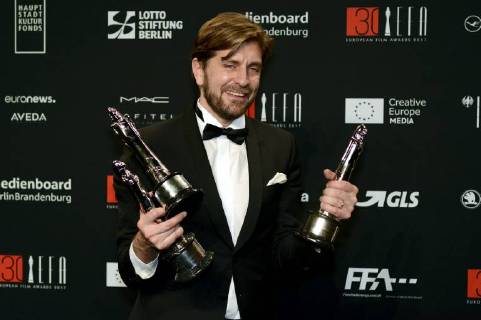 Ruben Östlund mit den Preisen für die beste Regie, die beste europäische Komödie und den besten europäischen Film The Square bei der Verleihung des 30. Europäischen Filmpreises 2017 im Haus der Berliner Festspiele. Berlin, 09.12.2017