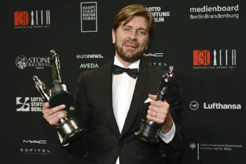 Ruben Östlund mit den Preisen für die beste Regie, die beste europäische Komödie und den besten europäischen Film The Square bei der Verleihung des 30. Europäischen Filmpreises 2017 im Haus der Berliner Festspiele. Berlin, 09.12.2017