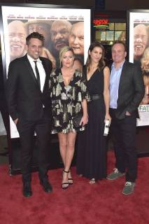 Chris Cowles, Kathleen Robertson, Gast und Chris Fenton bei der Premiere des Kinofilms Father Figures Wer ist Daddy? in TCL Chinese Theatre, Hollywood. Los Angeles, 13.12.2017