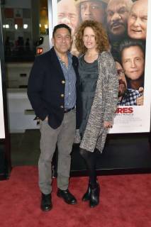 Oscar Nunez mit Gattin Ursula Whittaker bei der Premiere des Kinofilms Father Figures Wer ist Daddy? in TCL Chinese Theatre, Hollywood. Los Angeles, 13.12.2017
