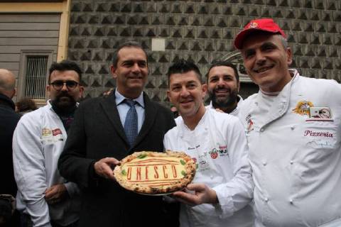 Bilder des Tages Neapel feiert Auszeichnung von Pizza als UNESCO-Weltkulturerbe Naples :UNESCO recognition free pizza Naples free pizza in the square to celebrate Unesco Recognition After the recognition of the Arte del pizzaiuolo napoletano come Patrimonio immateriale dell Umanità , Naples is again the protagonist with Napoli Pizza Village & Friends per l Unesco- Special Edition: in Piazza del Gesù, the final verdict of the commission is celebrated Unesco.Party in Naples after the UNESCO recognition that declared Arte del pizzaiuolo napoletano come Patrimonio immateriale dell Umanità . To celebrate, in Piazza Del Gesù, free pizza for neapolitans and tourists made by pizza makers.In picture Luigi De Magistris ,mayor of Napoli . Naples Campania Napoli Italy  SalvatorexEsposito