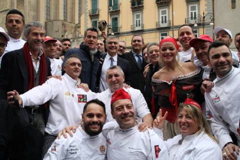 Neapel feiert Auszeichnung von Pizza als UNESCO-Weltkulturerbe Naples :UNESCO recognition free pizza Naples free pizza in the square to celebrate Unesco Recognition After the recognition of the Arte del pizzaiuolo napoletano come Patrimonio immateriale dell Umanità , Naples is again the protagonist with Napoli Pizza Village & Friends per l Unesco- Special Edition: in Piazza del Gesù, the final verdict of the commission is celebrated Unesco.Party in Naples after the UNESCO recognition that declared Arte del pizzaiuolo napoletano come Patrimonio immateriale dell Umanità . To celebrate, in Piazza Del Gesù, free pizza for neapolitans and tourists made by pizza makers.In picture: in order L to R: Jimmy Ghione,anchorman and journalist, Alfonso Pecoraro Scanio,promoter of the world petition pizzaUnesco and Luigi De Magistris ,mayor of Napoli . Naples Campania Napoli Italy  SalvatorexEsposito