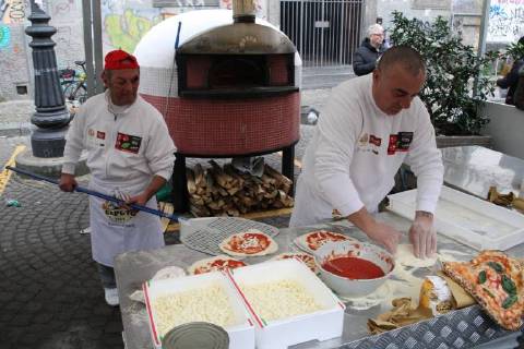 Neapel feiert Auszeichnung von Pizza als UNESCO-Weltkulturerbe Naples :UNESCO recognition free pizza Naples free pizza in the square to celebrate Unesco Recognition After the recognition of the Arte del pizzaiuolo napoletano come Patrimonio immateriale dell Umanità , Naples is again the protagonist with Napoli Pizza Village & Friends per l Unesco- Special Edition: in Piazza del Gesù, the final verdict of the commission is celebrated Unesco.Party in Naples after the UNESCO recognition that declared Arte del pizzaiuolo napoletano come Patrimonio immateriale dell Umanità . To celebrate, in Piazza Del Gesù, free pizza for neapolitans and tourists made by pizza makers. Naples Campania Napoli Italy  SalvatorexEsposito