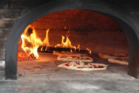 Neapel feiert Auszeichnung von Pizza als UNESCO-Weltkulturerbe Naples :UNESCO recognition free pizza Naples free pizza in the square to celebrate Unesco Recognition After the recognition of the Arte del pizzaiuolo napoletano come Patrimonio immateriale dell Umanità , Naples is again the protagonist with Napoli Pizza Village & Friends per l Unesco- Special Edition: in Piazza del Gesù, the final verdict of the commission is celebrated Unesco.Party in Naples after the UNESCO recognition that declared Arte del pizzaiuolo napoletano come Patrimonio immateriale dell Umanità . To celebrate, in Piazza Del Gesù, free pizza for neapolitans and tourists made by pizza makers. Naples Campania Napoli Italy  SalvatorexEsposito