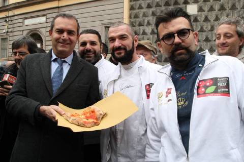Neapel feiert Auszeichnung von Pizza als UNESCO-Weltkulturerbe Naples :UNESCO recognition free pizza Naples free pizza in the square to celebrate Unesco Recognition After the recognition of the Arte del pizzaiuolo napoletano come Patrimonio immateriale dell Umanità , Naples is again the protagonist with Napoli Pizza Village & Friends per l Unesco- Special Edition: in Piazza del Gesù, the final verdict of the commission is celebrated Unesco.Party in Naples after the UNESCO recognition that declared Arte del pizzaiuolo napoletano come Patrimonio immateriale dell Umanità . To celebrate, in Piazza Del Gesù, free pizza for neapolitans and tourists made by pizza makers.In picture Luigi De Magistris ,mayor of Napoli . Naples Campania Napoli Italy  SalvatorexEsposito