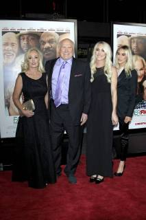 Terry Bradshaw mit Gattin Tammy und Töchtern Rachel und Erin bei der Premiere des Kinofilms Father Figures Wer ist Daddy? in TCL Chinese Theatre, Hollywood. Los Angeles, 13.12.2017