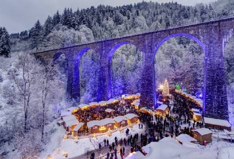 DEU, Deutschland, Breitnau, 16.12.2017: Der Weihnachtsmarkt in der Ravennaschlucht im Hochschwarzwald ist einer der schoensten in Deutschland. Â