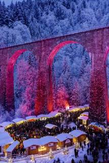DEU, Deutschland, Breitnau, 16.12.2017: Der Weihnachtsmarkt in der Ravennaschlucht im Hochschwarzwald ist einer der schoensten in Deutschland. Â