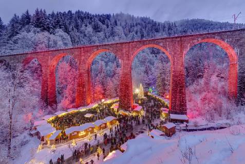 DEU, Deutschland, Breitnau, 16.12.2017: Der Weihnachtsmarkt in der Ravennaschlucht im Hochschwarzwald ist einer der schoensten in Deutschland. Â