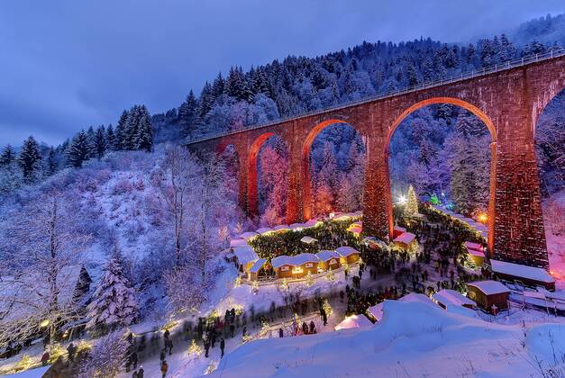 DEU, Deutschland, Breitnau, 16.12.2017: Der Weihnachtsmarkt in der Ravennaschlucht im Hochschwarzwald ist einer der schoensten in Deutschland. Â