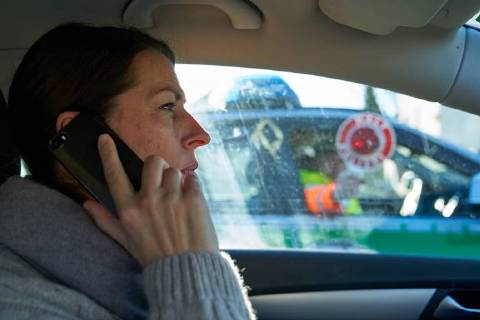 Junge Frau mit Handy am Steuer eines PKW (gestellte Szene) bei einer Polizeikontrolle in Marktoberdorf, Bayern, Deutschland am 07.12.2017 FRAU AM STEUER MODEL RELEASED