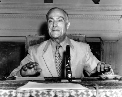 Speaks on serious question. Greek Amb George V Melas , shown at a press conference here today, oppose the president s of French forces in Cyprus on grounds that it was not helpful in solving the Cyprus on Suez Canal crisis. He said he approved of United States efforts to settle the hot serious question. 31 August 1956, United States Copyright: Topfoto  !ACHTUNG AUFNAHMEDATUM GESCHÄTZT! UnitedArchives1329563