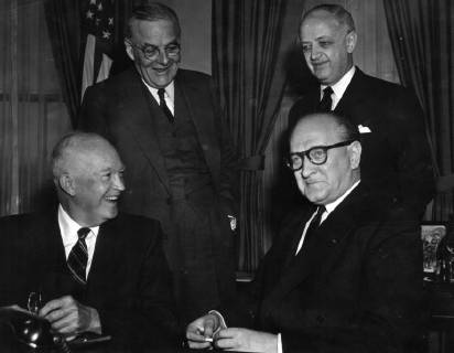 President Dwight Eisenhower, Guy Mollet, John Foster Dulles and Christian Pineau. 28 February 1957, Washington D.C. United States Copyright: Topfoto  !ACHTUNG AUFNAHMEDATUM GESCHÄTZT! UnitedArchives1330125