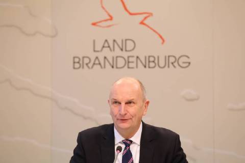 Ministerpräsident Dietmar Woidke (SPD) spricht auf einer Pressekonferenz zum Nachtragshaushalt 2018, Brandenburger Staatskanzlei, Potsdam, 19. Dezember 2017. Brandenburg PK zum Nachtragshaushalt 2018