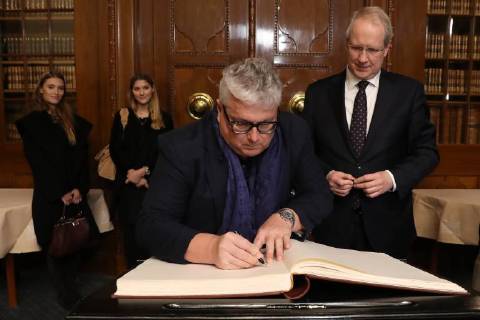 Hannover, 19.12.2017, Hans Georg Näder trägt sich in das Goldene Buch der Stadt ein, Rathaus, Ratsstube, Oberbürgermeister Stefan Schostok,