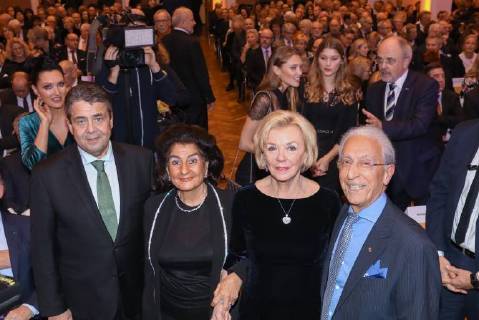 Hannover, 19.12.2017, HCC, Verleihung Leibniz Ring an Hans Georg Näder, Chef des Medizintechnik- und Prothesenherstellers Otto Bock aus Duderstadt (Kreis Göttingen), Sigmar Gabriel, Mahshid Samii, Liz Mohn, Prof. Dr. Madjid Samii ,