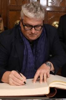 Hannover, 19.12.2017, Hans Georg Näder trägt sich in das Goldene Buch der Stadt ein, Rathaus, Ratsstube,