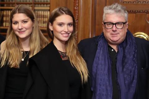 Hannover, 19.12.2017, Hans Georg Näder trägt sich in das Goldene Buch der Stadt ein, Rathaus, Ratsstube, mit seiner Verlobten Nathalie Scheil, und seiner Tochter Georgia ( links),