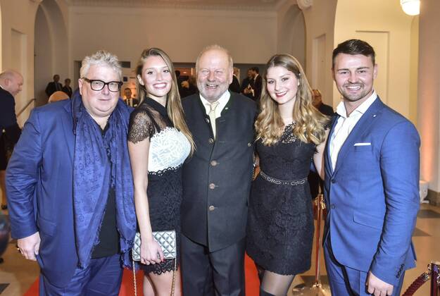Leibniz-Ring-Verleihung in Hannover 19.12.17, Hannover , Â - Verleihung Leibnizring Kuppelsaal und Leibnizsaal Hans Georg Näder, Nathalie Scheil , Verlobte,, Presseclub Chef Jürgen Koester, Näder Tochter Georgia , Para-Leistungssportler Heinrich Popow -