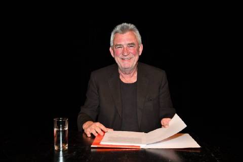 Der Kabarettist und Schauspieler Heinz Marecek liest im Stadttheater Gmunden, mit dem Titel Das Fest des Lachens . Dieses Bild zeigt den Kabarettisten und Schauspieler Heinz Marecek 2017 - Heinz Marecek liest im Stadttheater Gmunden
