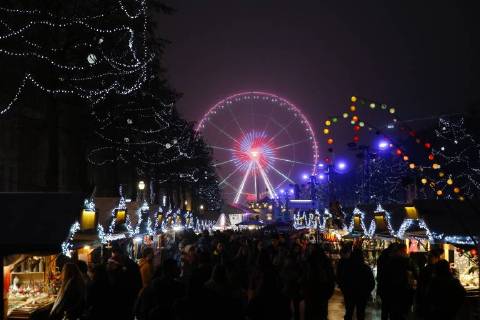 Weihnachtsmarkt in Brüssel (171221) -- BRUSSELS, Dec. 21, 2017 -- Photo taken on Dec. 21, 2017 shows a Christmas market near the Grand Place in downtown Brussels, Belgium. ) BELGIUM-BRUSSELS-CHRISTMAS MARKET YexPingfan