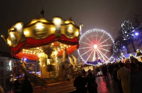 Weihnachtsmarkt in Brüssel (171221) -- BRUSSELS, Dec. 21, 2017 -- Photo taken on Dec. 21, 2017 shows a Christmas market near the Grand Place in downtown Brussels, Belgium. ) BELGIUM-BRUSSELS-CHRISTMAS MARKET YexPingfan