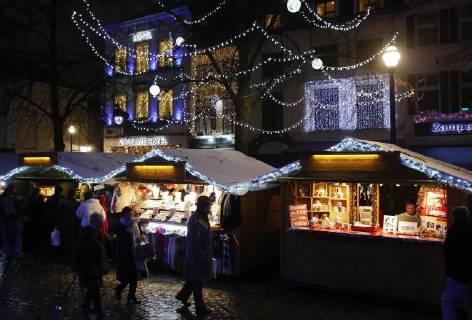 Weihnachtsmarkt in Brüssel (171221) -- BRUSSELS, Dec. 21, 2017 -- Photo taken on Dec. 21, 2017 shows a Christmas market near the Grand Place in downtown Brussels, Belgium. ) BELGIUM-BRUSSELS-CHRISTMAS MARKET YexPingfan