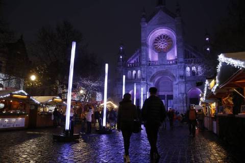 Weihnachtsmarkt in Brüssel (171221) -- BRUSSELS, Dec. 21, 2017 -- Photo taken on Dec. 21, 2017 shows a Christmas market near the Grand Place in downtown Brussels, Belgium. ) BELGIUM-BRUSSELS-CHRISTMAS MARKET YexPingfan