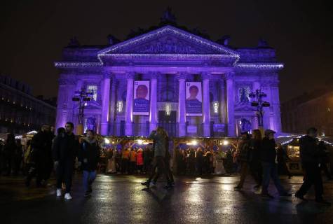 Weihnachtsmarkt in Brüssel (171221) -- BRUSSELS, Dec. 21, 2017 -- Photo taken on Dec. 21, 2017 shows a Christmas market near the Grand Place in downtown Brussels, Belgium. ) BELGIUM-BRUSSELS-CHRISTMAS MARKET YexPingfan