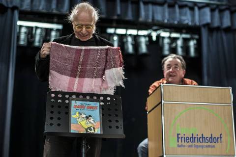 38. Friedrichsdorfer Auktion Alte Comics , Forum Friedrichsdorf, Friedrichsdorf, Bild x von 4 Friedrichsdorf, (für LOK), 11.11.2017 38. Friedrichsdorfer Auktion Alte Comics , Forum Friedrichsdorf, Friedrichsdorf, im Bild: Micky Waue (Veranstalter, l.) enthüllt die Hauptattraktion der Versteigerung Nr. 471 Micky Maus 1951 Leseprobe 0-Nummer, die für das Gebot von 27.000 € zuzüglich 20% Aufgeld an einen Bieter ging, Ralph H. Dejon (Auktionator, r.),