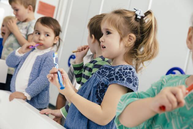 Children brushing their teeth in bathroom of a kindergarten model released Symbolfoto property released MFF04100