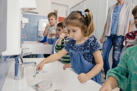 Children brushing their teeth in bathroom of a kindergarten model released Symbolfoto property released MFF04101