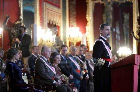 Spain s King Felipe VI (C) delivers a speech during the Military Epiphany ceremony in Throne Hall at Royal Palace in Madrid, Spain, 06 January 2017. King Juan Carlos attends the Military Epiphany ceremony on the occasion of his 80th birthday. The emeritus king turned at 80 a day before. This ceremony is the first event of the ceremonies planned to honour the emeritus royal couple as both will be 80 in 2018. Spain’s King Felipe VI chairs the Military Epiphany ceremony !ACHTUNG: NUR REDAKTIONELLE NUTZUNG! Copyright: xEmilioxNaranjox GRAF150 20180106-636508465136814531