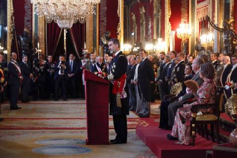 Spain s King Felipe VI (C) delivers a speech during the Military Epiphany ceremony in Throne Hall at Royal Palace in Madrid, Spain, 06 January 2017. King Juan Carlos attends the Military Epiphany ceremony on the occasion of his 80th birthday. The emeritus king turned at 80 a day before. This ceremony is the first event of the ceremonies planned to honour the emeritus royal couple as both will be 80 in 2018. Spain’s King Felipe VI chairs the Military Epiphany ceremony !ACHTUNG: NUR REDAKTIONELLE NUTZUNG! Copyright: xJuanjoxMartinx GRAF160 20180106-636508465174410531