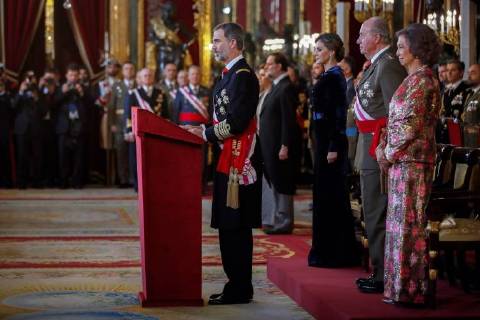 Spain s King Felipe VI (C) delivers a speech during the Military Epiphany ceremony in Throne Hall at Royal Palace in Madrid, Spain, 06 January 2017. King Juan Carlos attends the Military Epiphany ceremony on the occasion of his 80th birthday. The emeritus king turned at 80 a day before. This ceremony is the first event of the ceremonies planned to honour the emeritus royal couple as both will be 80 in 2018. Spain’s King Felipe VI chairs the Military Epiphany ceremony !ACHTUNG: NUR REDAKTIONELLE NUTZUNG! Copyright: xJuanjoxMartinx GRAF161 20180106-636508465217310531