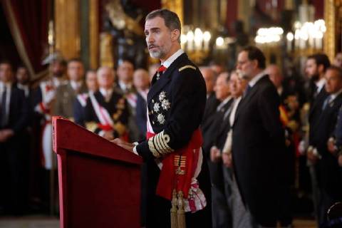 Spain s King Felipe VI (C) delivers a speech during the Military Epiphany ceremony in Throne Hall at Royal Palace in Madrid, Spain, 06 January 2017. King Juan Carlos attends the Military Epiphany ceremony on the occasion of his 80th birthday. The emeritus king turned at 80 a day before. This ceremony is the first event of the ceremonies planned to honour the emeritus royal couple as both will be 80 in 2018. Spain’s King Felipe VI chairs the Military Epiphany ceremony !ACHTUNG: NUR REDAKTIONELLE NUTZUNG! Copyright: xJuanjoxMartinx GRAF173 20180106-636508466021490531