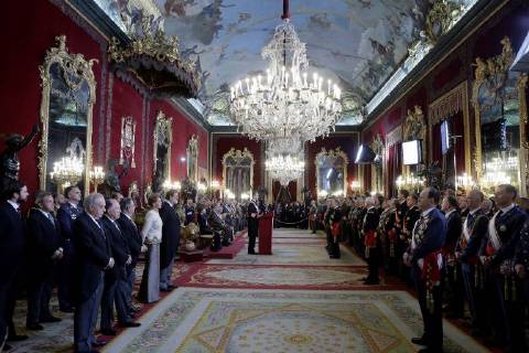 Spain s King Felipe VI (C) delivers a speech during the Military Epiphany ceremony in Throne Hall at Royal Palace in Madrid, Spain, 06 January 2017. King Juan Carlos attends the Military Epiphany ceremony on the occasion of his 80th birthday. The emeritus king turned at 80 a day before. This ceremony is the first event of the ceremonies planned to honour the emeritus royal couple as both will be 80 in 2018. Spain’s King Felipe VI chairs the Military Epiphany ceremony !ACHTUNG: NUR REDAKTIONELLE NUTZUNG! Copyright: xEmilioxNaranjox GRAF148 20180106-636508522520038360