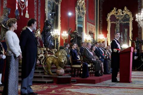 Spain s King Felipe VI (C) delivers a speech during the Military Epiphany ceremony in Throne Hall at Royal Palace in Madrid, Spain, 06 January 2017. King Juan Carlos attends the Military Epiphany ceremony on the occasion of his 80th birthday. The emeritus king turned at 80 a day before. This ceremony is the first event of the ceremonies planned to honour the emeritus royal couple as both will be 80 in 2018. Spain’s King Felipe VI chairs the Military Epiphany ceremony !ACHTUNG: NUR REDAKTIONELLE NUTZUNG! Copyright: xEmilioxNaranjox GRAF151 20180106-636508523152150360