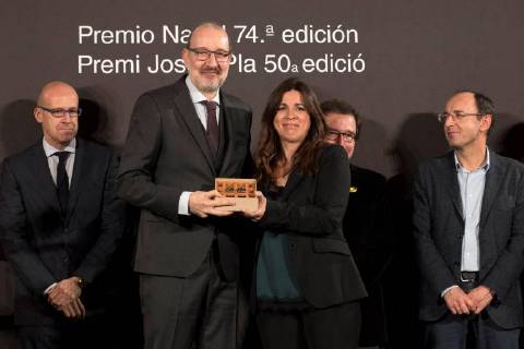 Journalist Antonio Bassas (2L) wins the 50th Josep Pla Award of Catalan prose for his book Bon dia, son les vuit! (Good Morning it s 8 am) in Barcelona, Catalonia, Spain, 06 December 2017. Antoni Bassas wins the Pla Award !ACHTUNG: NUR REDAKTIONELLE NUTZUNG!  Copyright: xMartaxPerezx BCN001 20180107-636508821147628166