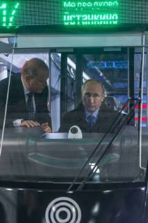 Themen der Woche Bilder des Tages (180110) -- TVER (RUSSIA), Jan. 10, 2018 -- Russian President Vladimir Putin (R) inspects the cabin of a tram at the Tver Carriage Works in Tver, Russia, on Jan. 10, 2018. Inflation in Russia hit a record low of 2.5 percent last year, the country s official statistics service Rosstat said Wednesday. The Russian economy is improving and the positive momentum continues, President Vladimir Putin said Wednesday when visiting the railway carriage factory. ) RUSSIA-TVER-PUTIN-VISIT BaixXueqi 