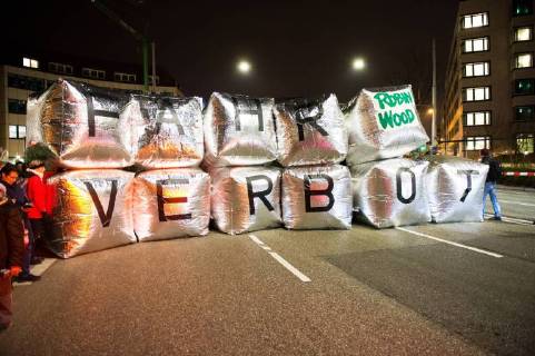 Themen der Woche Demonstration - Giftfrei atmen in Stuttgart Demonstration unter dem Thema Giftfrei atmen in Stuttgart! Vergleich umsetzen - jetzt statt. An der Neckartrasse, bundesweit die höchsten Feinstaubbelastung. Das Land Baden-Württemberg umgeht den gerichtlichen Vergleich der ab 2018 die extrem hohe Schadstoffbelastung hier reduziereren soll, rund 300 Protestanten von der Deutschen Umwelthilfe, Robin Wood und der Bürgerinitiative Neckartor protestierten dagegen. Stuttgart Baden-Württemberg Deutschland Neckartor