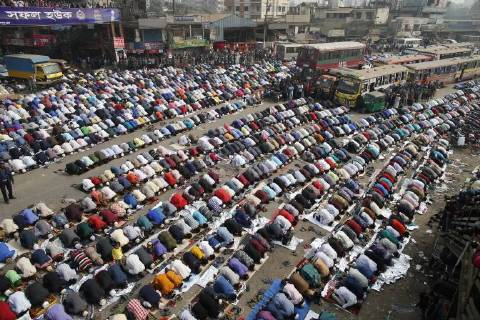 Themen der Woche Bilder des Tages January 12, 2018 - Tongi, Bangladesh - Bangladeshi Muslim devotees offer Jumma prayer on the first day of the Biswa Ijtema, the second largest Muslim congregation of the world, at Tongi, near Dhaka, Bangladesh. The first phase of Biswa Ijtema starts today with Jumma prayer and Muslim devotees from across the world participate in the second world congregation of Muslims. Tongi Bangladesh - ZUMAd117 20180112_zap_d117_009 Copyright: xSuvraxKantixDasx