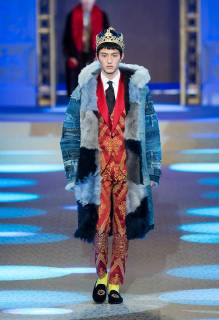 Entertainment Bilder der Woche Themen der Woche Bilder des Tages (180114) -- MILAN, Jan. 14, 2018 -- A model presents creations for fashion house Dolce&Gabbana during Milan Men s Fashion Week Fall Winter 2018 19 in Milan, Italy, Jan. 13, 2018. ) (gxn) ITALY-MILAN-FASHION WEEK-DOLCE&GABBANA JinxYu 