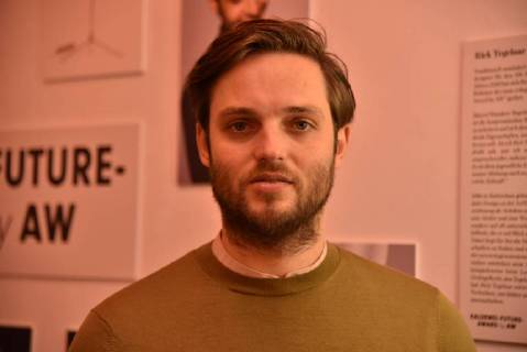 Der niederländische Designer Rick Tegelaar, Nachwuchs Designer des Jahres 2018 posiert am 14.01.2018 in Köln bei der Verleihung des A+W Designer des Jahres Preis 2018.