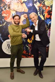 Bilder des Tages Der niederländische Designer Rick Tegelaar, Nachwuchs Designer des Jahres 2018, l-r, und Der niederländische Designer Marcel Wanders , Designer des Jahres 2018 posiert am 14.01.2018 in Köln bei der Verleihung des A+W Designer des Jahres Preis 2018.