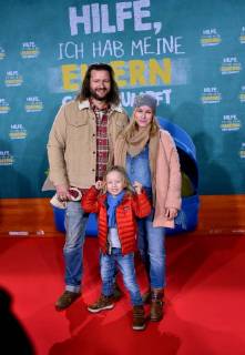 Die Schwangere Schauspielerin Dorkas Kiefer mit Partner Sascha Hauck und Sohn Sam posiert am 14.01.2018 in Köln bei der Premiere des Films Hilfe, ich habe meine Eltern geschrumpft , der am 18.01. in die deutschen Kinos kommt.