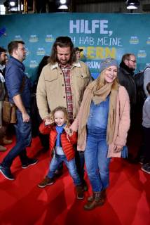 Die Schwangere Schauspielerin Dorkas Kiefer mit Partner Sascha Hauck und Sohn Sam posiert am 14.01.2018 in Köln bei der Premiere des Films Hilfe, ich habe meine Eltern geschrumpft , der am 18.01. in die deutschen Kinos kommt.
