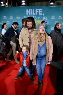 Die Schwangere Schauspielerin Dorkas Kiefer mit Partner Sascha Hauck und Sohn Sam posiert am 14.01.2018 in Köln bei der Premiere des Films Hilfe, ich habe meine Eltern geschrumpft , der am 18.01. in die deutschen Kinos kommt.